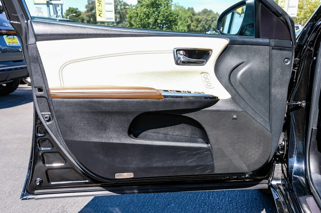 2017 Toyota Avalon Limited 23