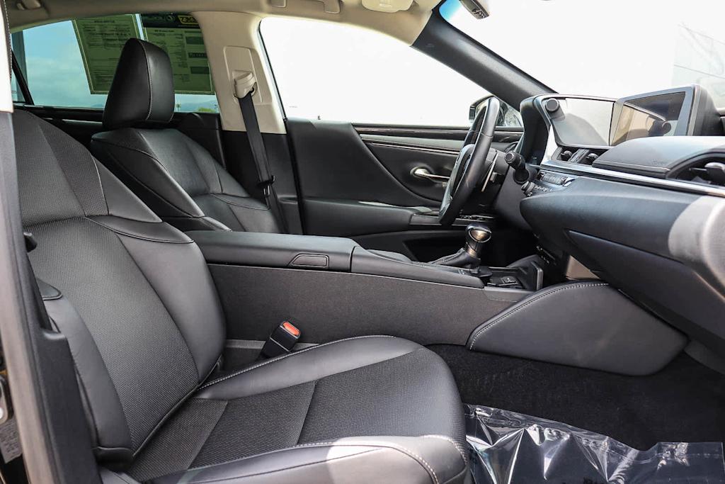 Thumbnail: 2019 Lexus ES - 10