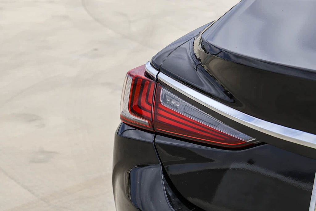 Thumbnail: 2019 Lexus ES - 23