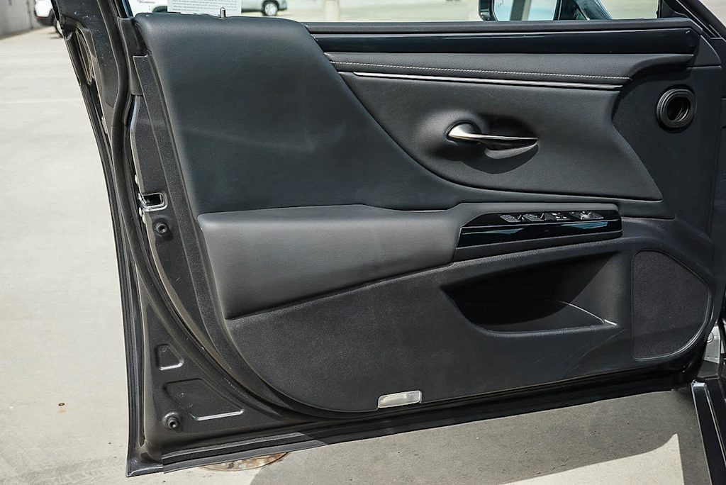 Thumbnail: 2025 Lexus ES - 27