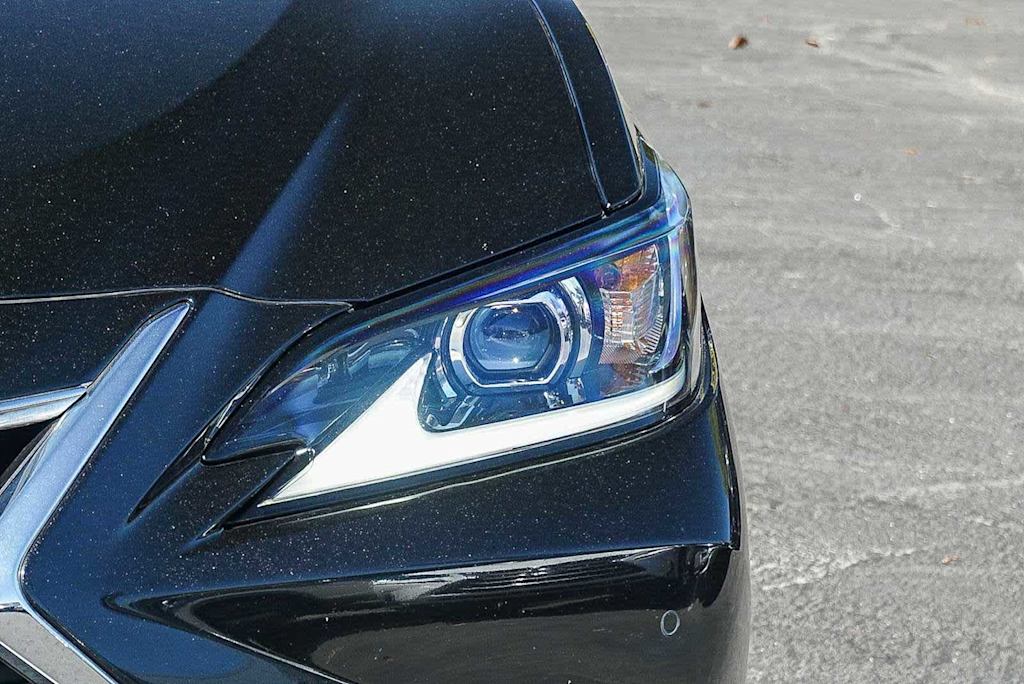 Thumbnail: 2022 Lexus ES - 22