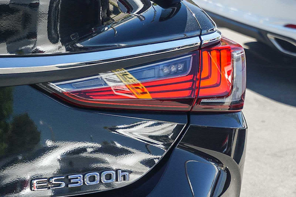Thumbnail: 2022 Lexus ES - 24