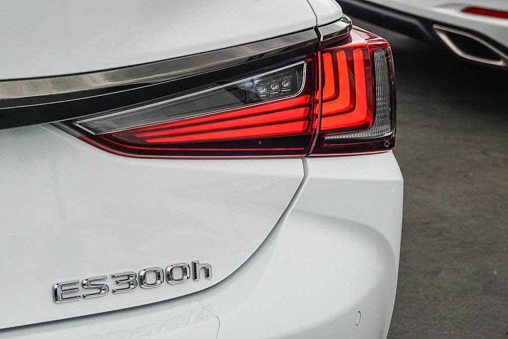 Thumbnail: 2025 Lexus ES - 17