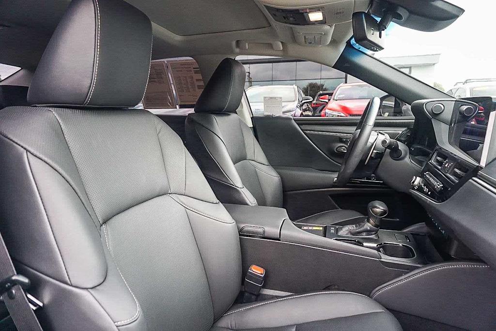 Thumbnail: 2025 Lexus ES - 8