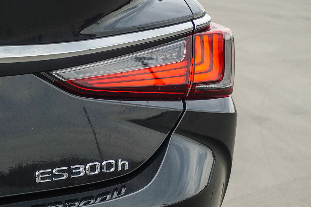 Thumbnail: 2025 Lexus ES - 21