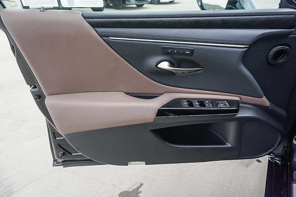 Thumbnail: 2025 Lexus ES - 27