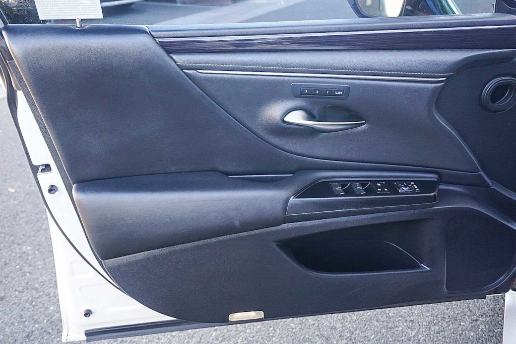 Thumbnail: 2021 Lexus ES - 26