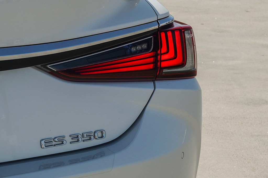 Thumbnail: 2021 Lexus ES - 23