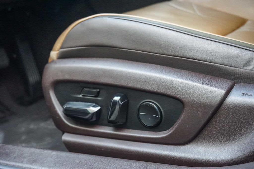 Thumbnail: 2021 Lexus ES - 26