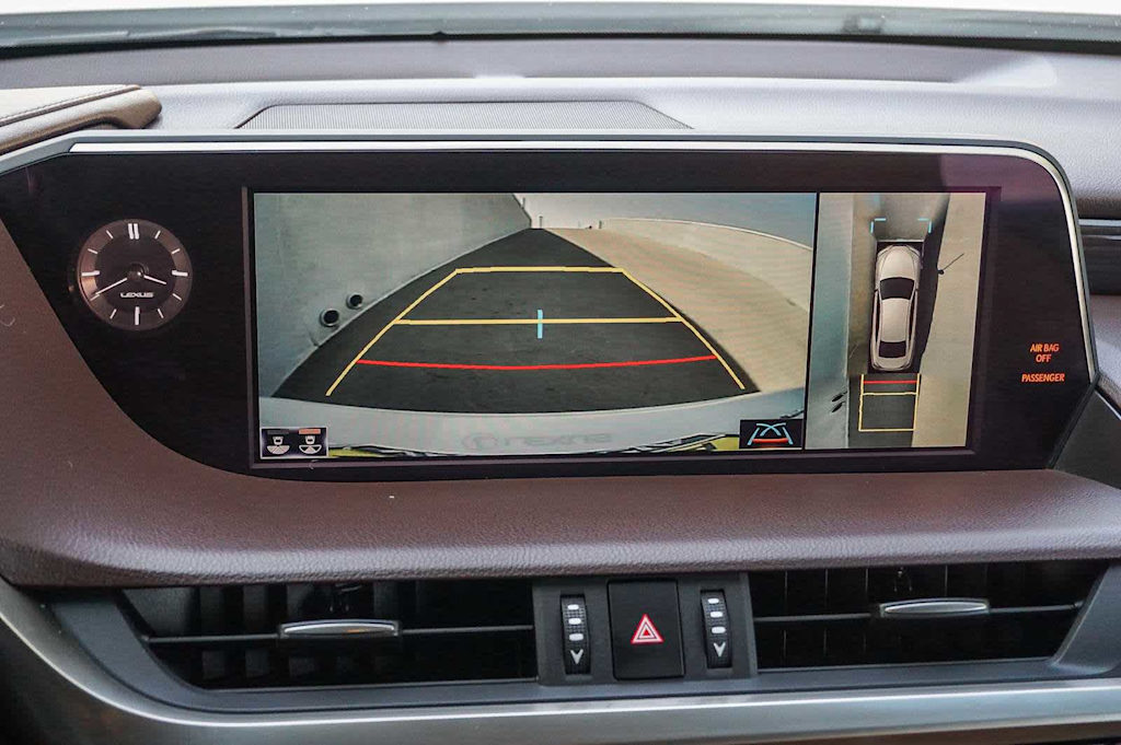 Thumbnail: 2021 Lexus ES - 28