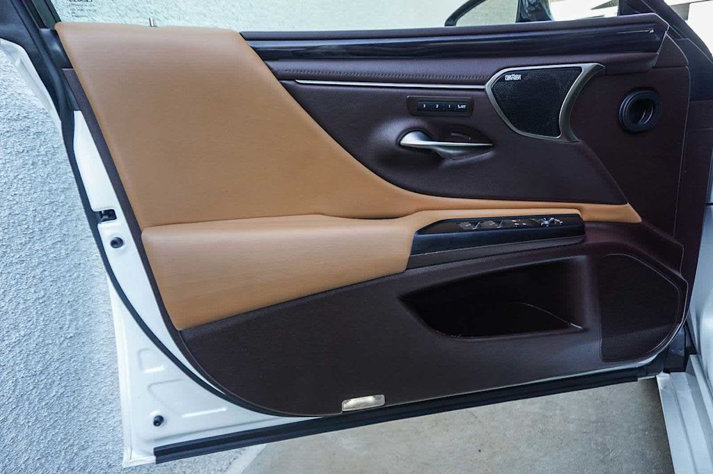 Thumbnail: 2021 Lexus ES - 25