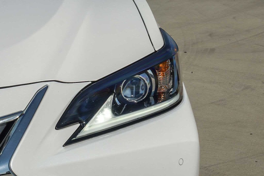 Thumbnail: 2021 Lexus ES - 20
