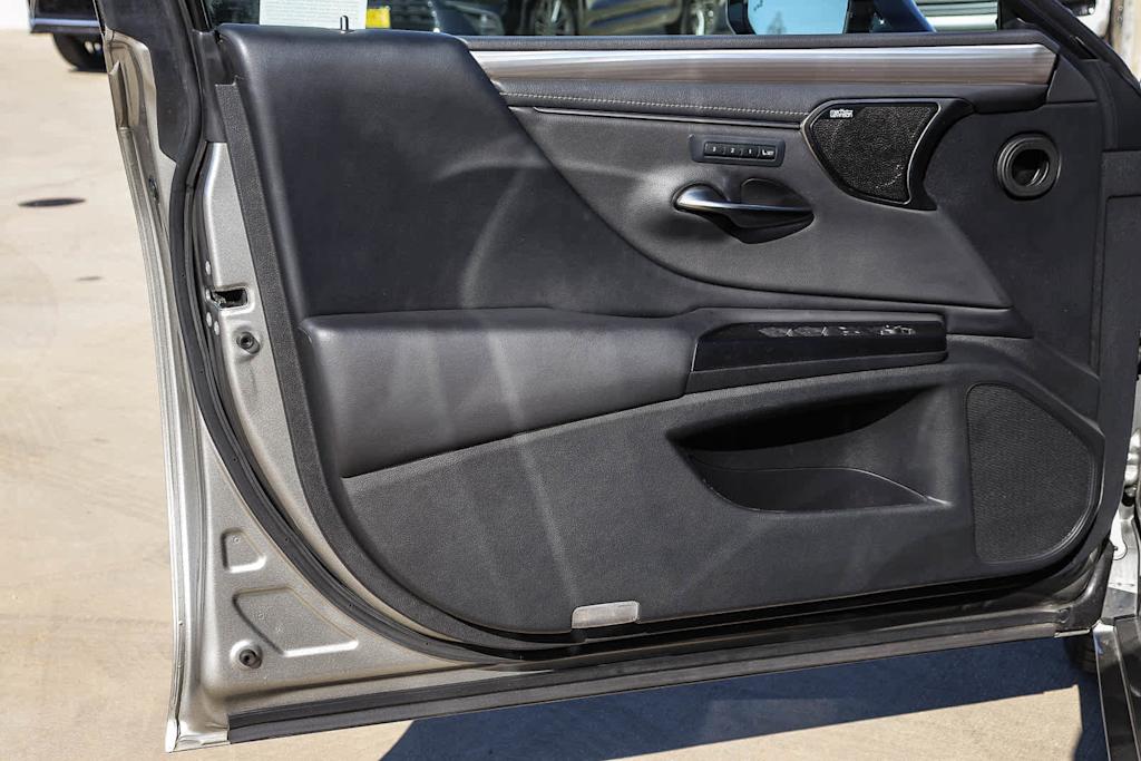 Thumbnail: 2021 Lexus ES - 24