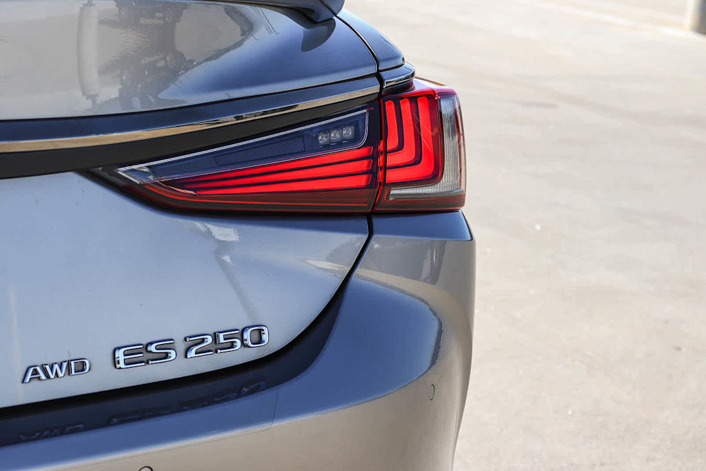 Thumbnail: 2021 Lexus ES - 21