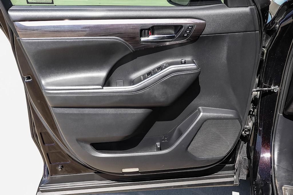 Thumbnail: 2021 Toyota Highlander - 28