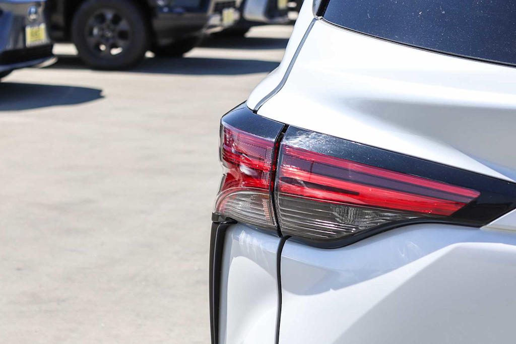 Thumbnail: 2023 Toyota Sienna - 24