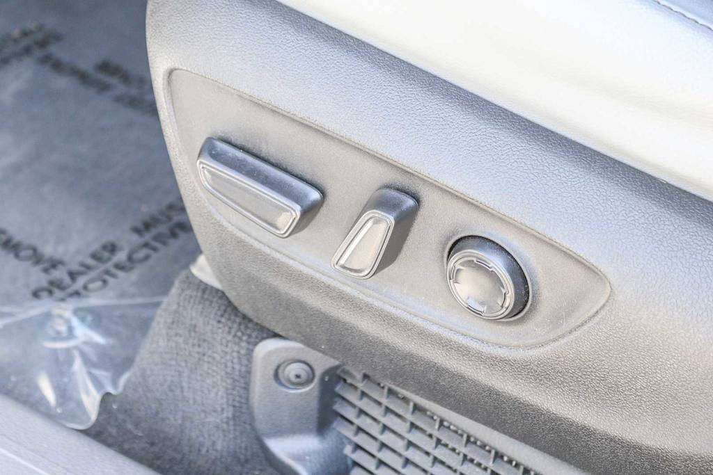 Thumbnail: 2023 Toyota Sienna - 6