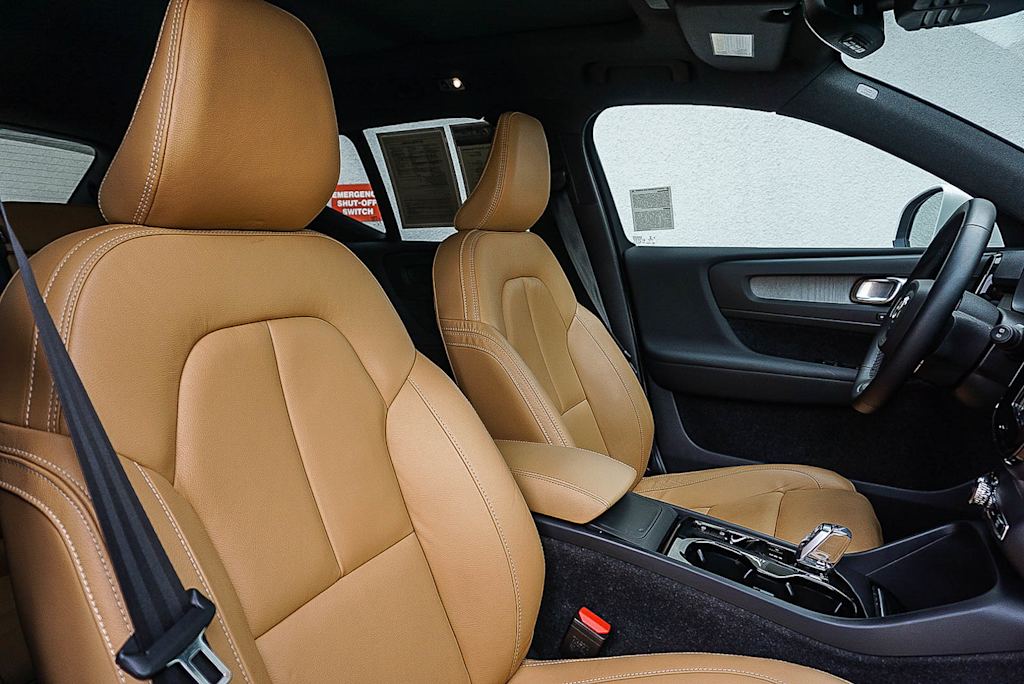 Thumbnail: 2022 Volvo XC40 - 9