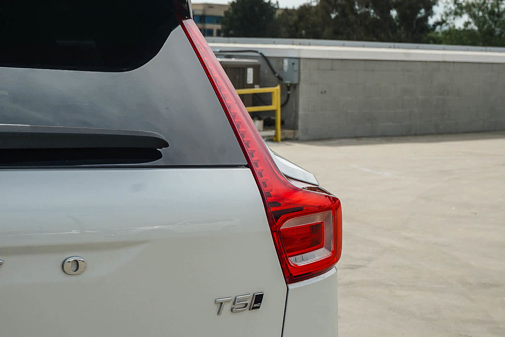 Thumbnail: 2022 Volvo XC40 - 25