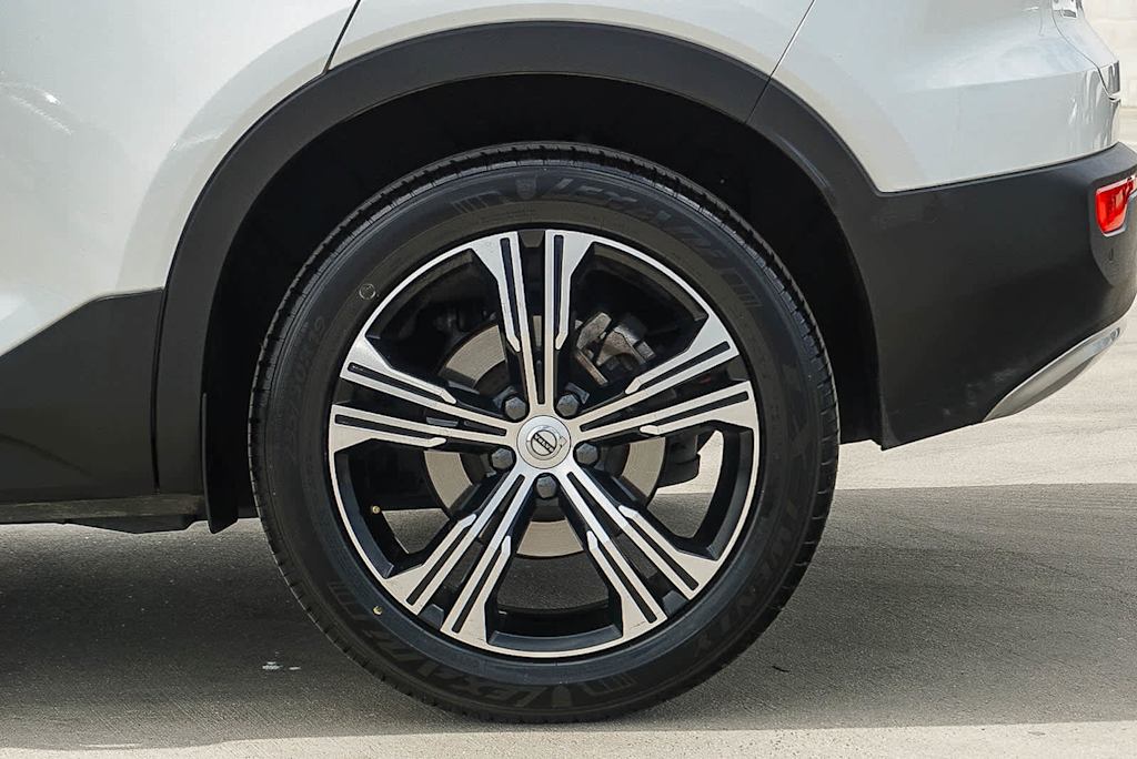 Thumbnail: 2022 Volvo XC40 - 23