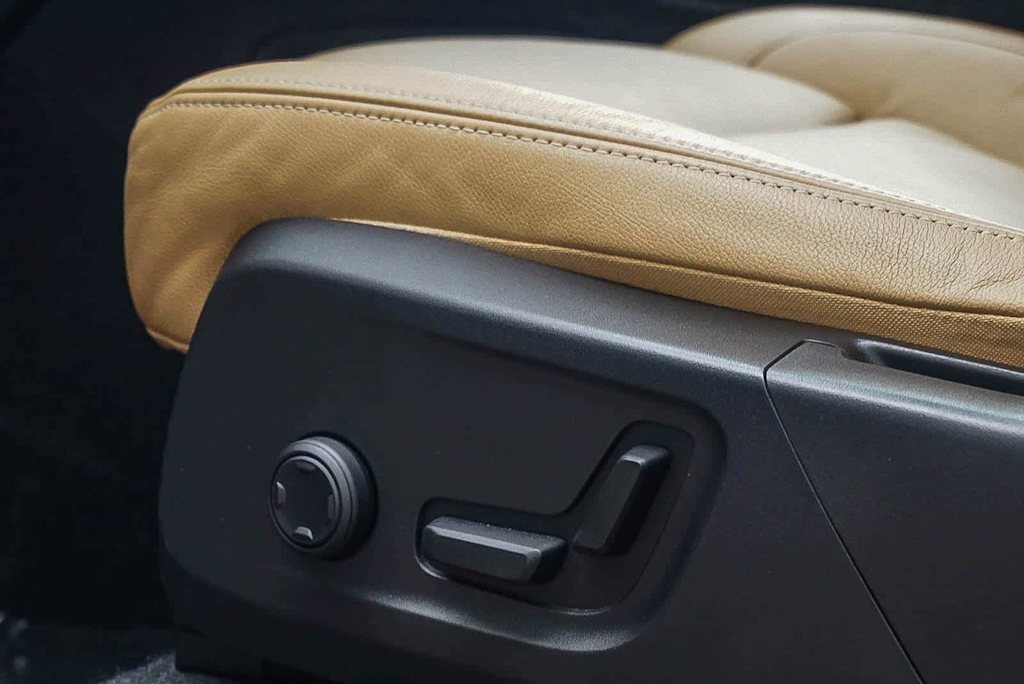 Thumbnail: 2022 Volvo XC40 - 29