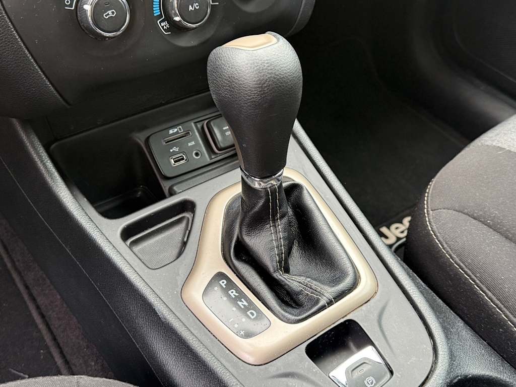 Thumbnail: 2016 Jeep Cherokee - 9