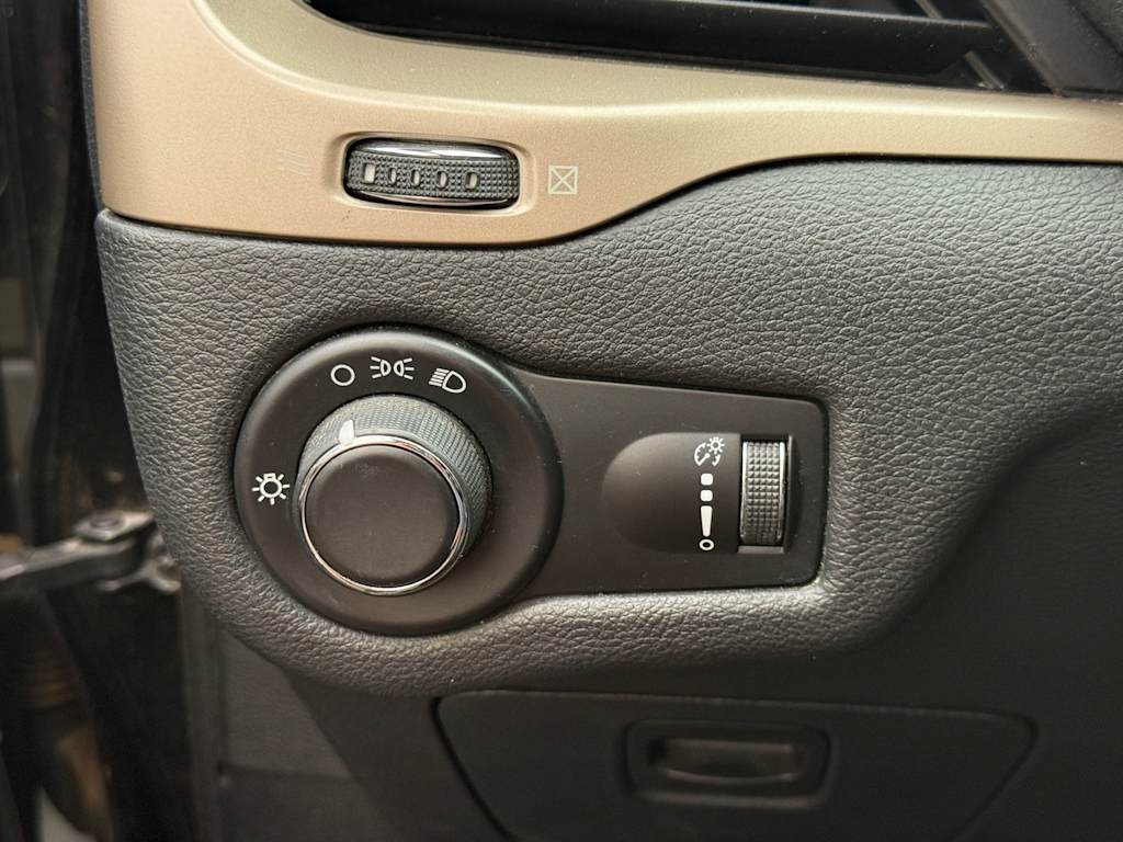 Thumbnail: 2016 Jeep Cherokee - 21