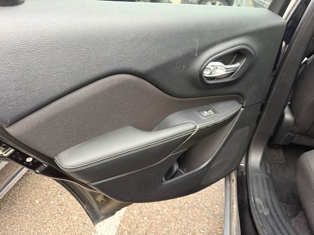 Thumbnail: 2016 Jeep Cherokee - 16