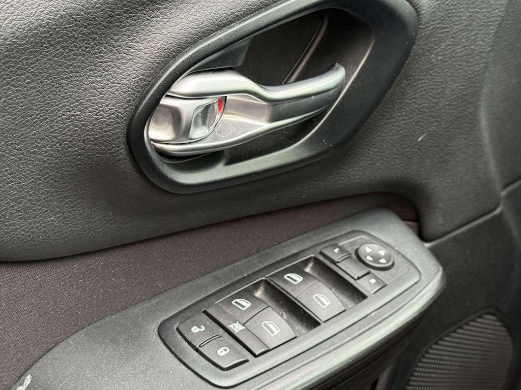 Thumbnail: 2016 Jeep Cherokee - 19