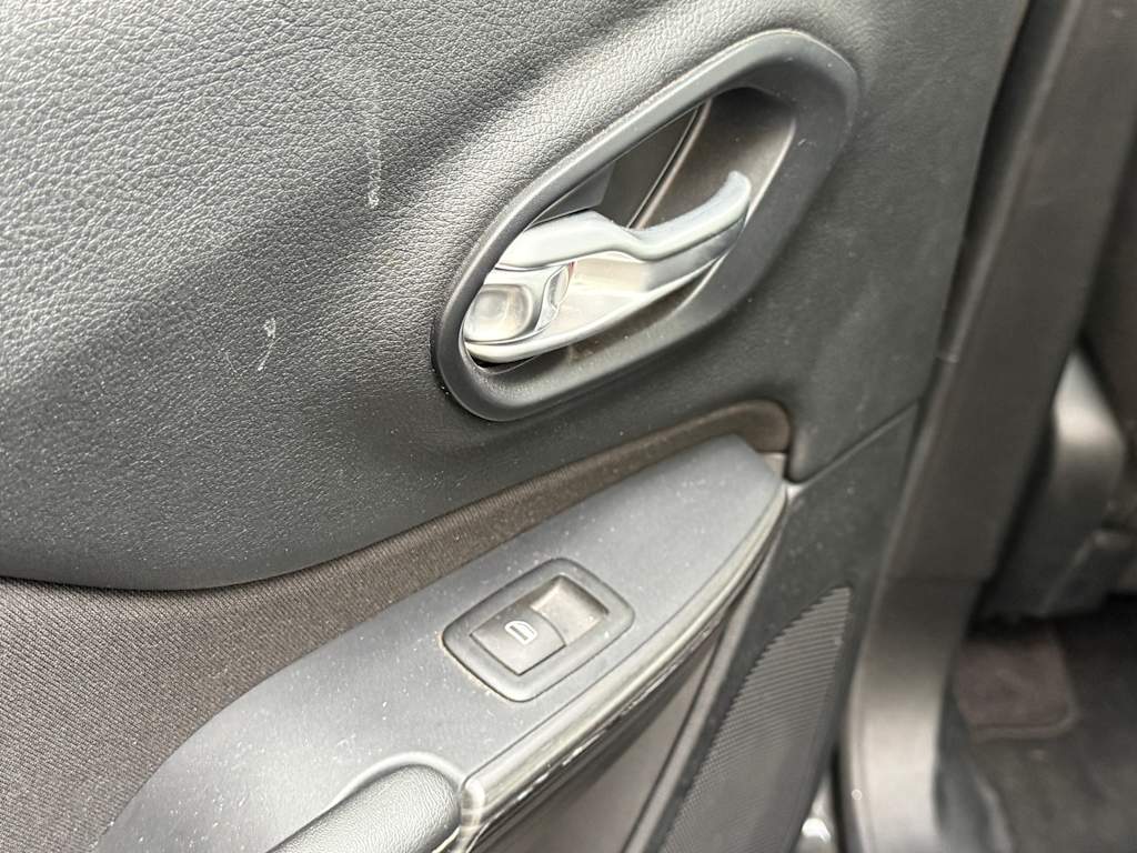 Thumbnail: 2016 Jeep Cherokee - 17