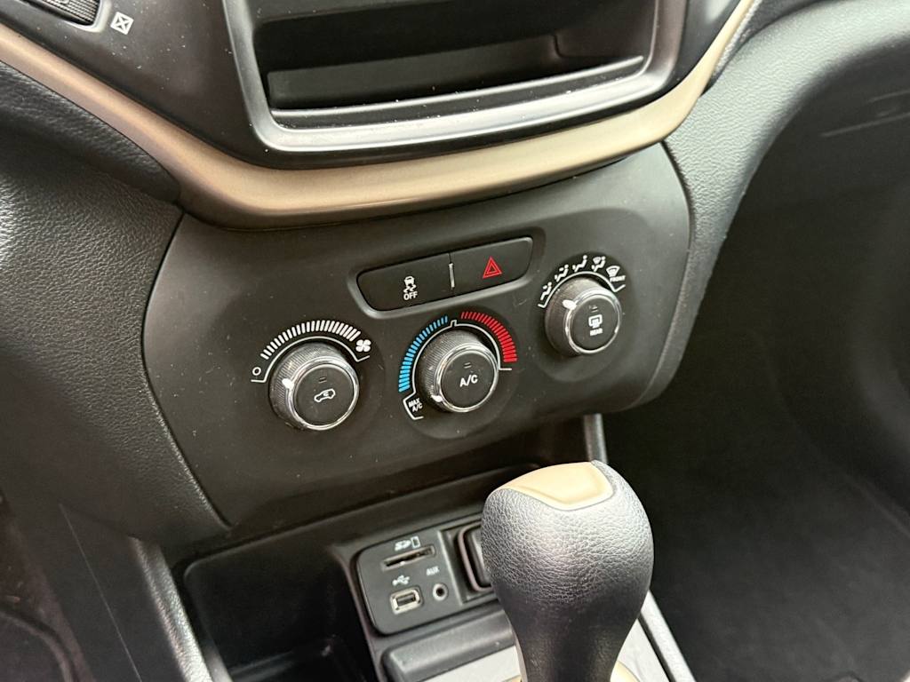 Thumbnail: 2016 Jeep Cherokee - 20