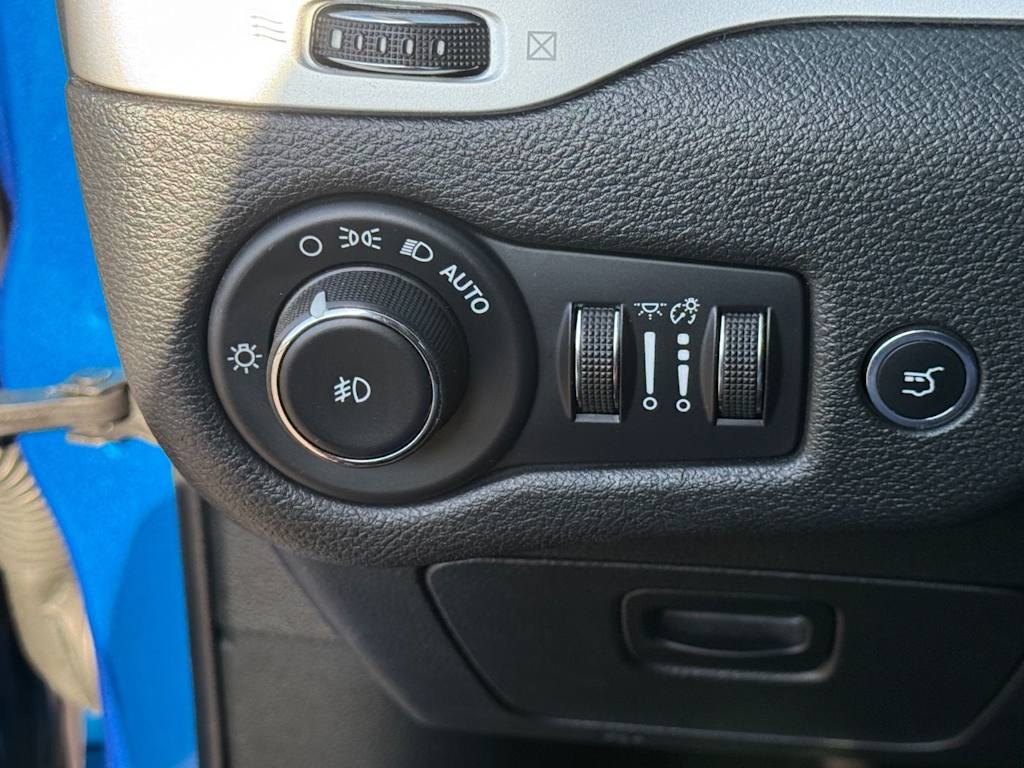 Thumbnail: 2017 Jeep Cherokee - 26