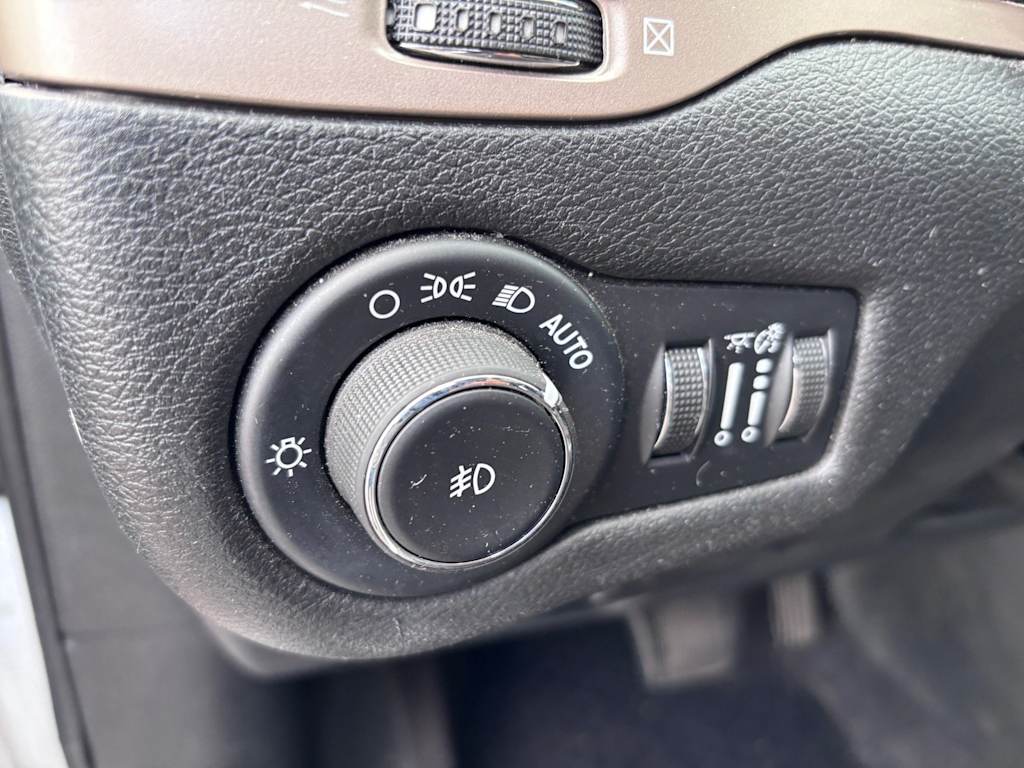 Thumbnail: 2017 Jeep Cherokee - 17