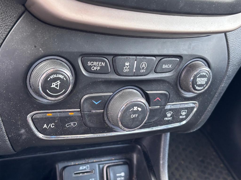 Thumbnail: 2017 Jeep Cherokee - 21
