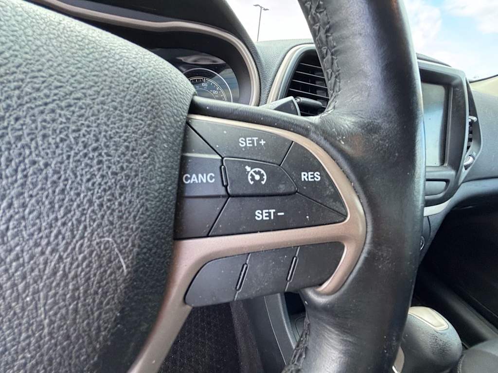 Thumbnail: 2017 Jeep Cherokee - 19