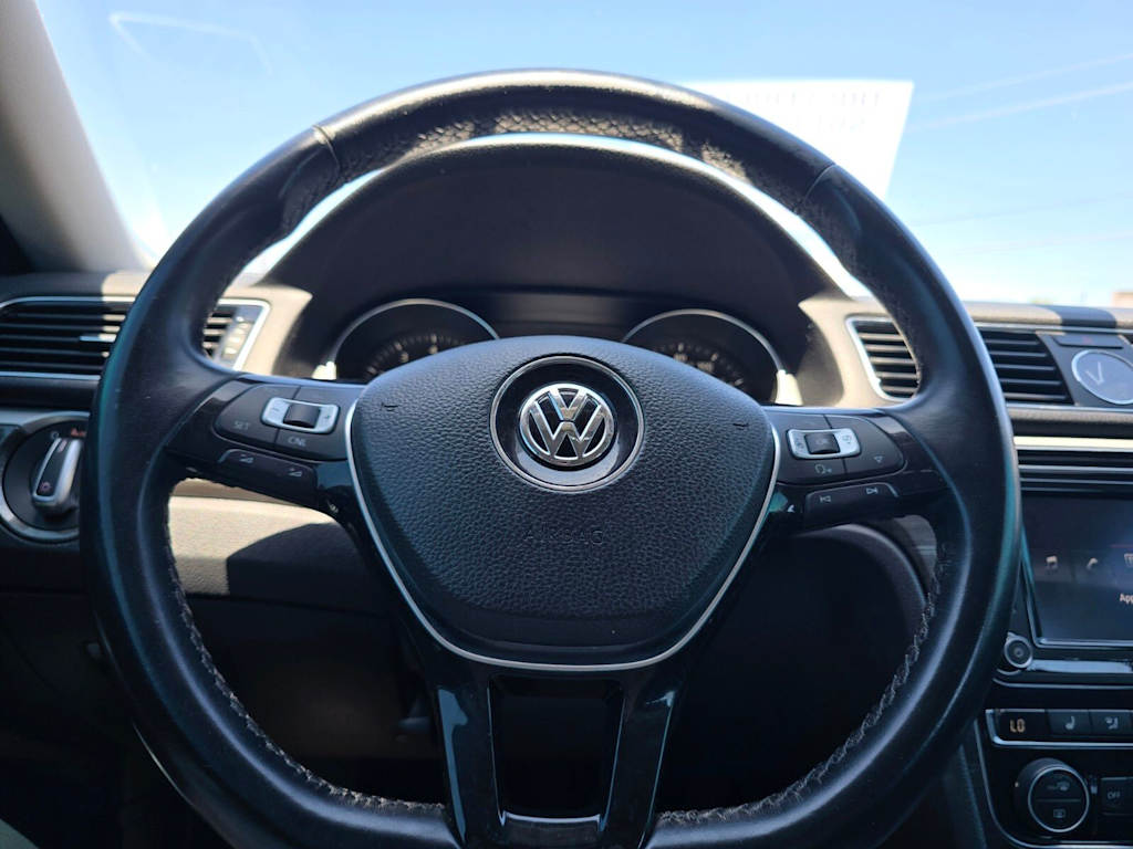 Thumbnail: 2017 Volkswagen Passat - 9