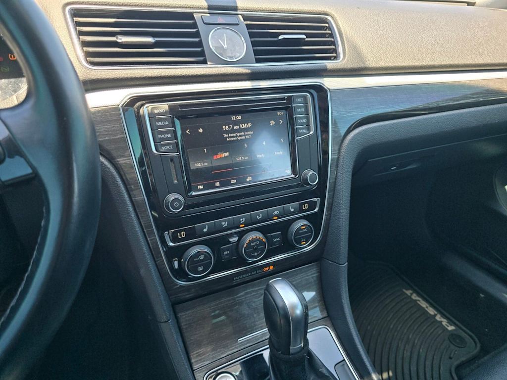 Thumbnail: 2017 Volkswagen Passat - 10