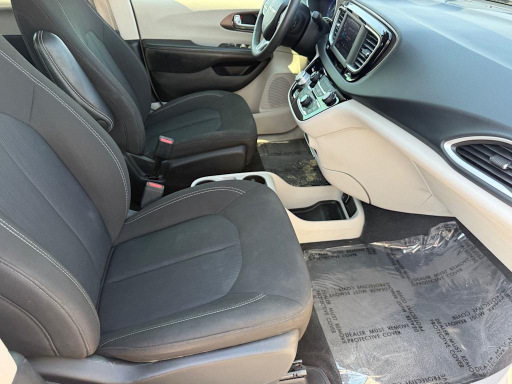 Thumbnail: 2022 Chrysler Voyager - 32
