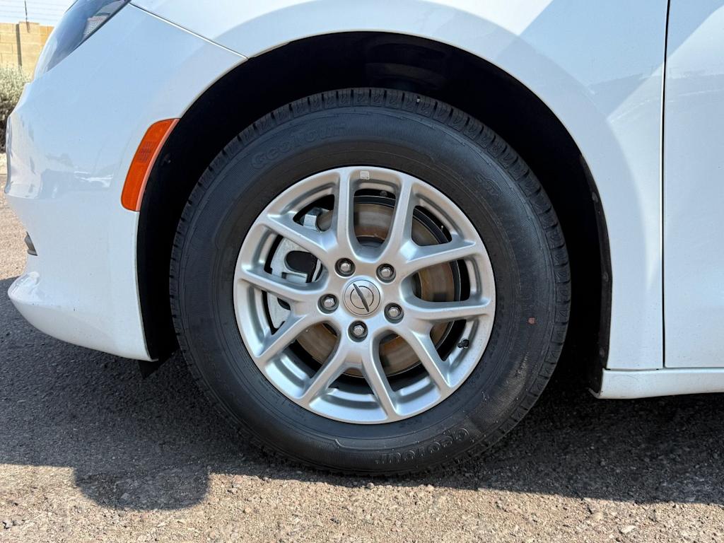 Thumbnail: 2022 Chrysler Voyager - 8