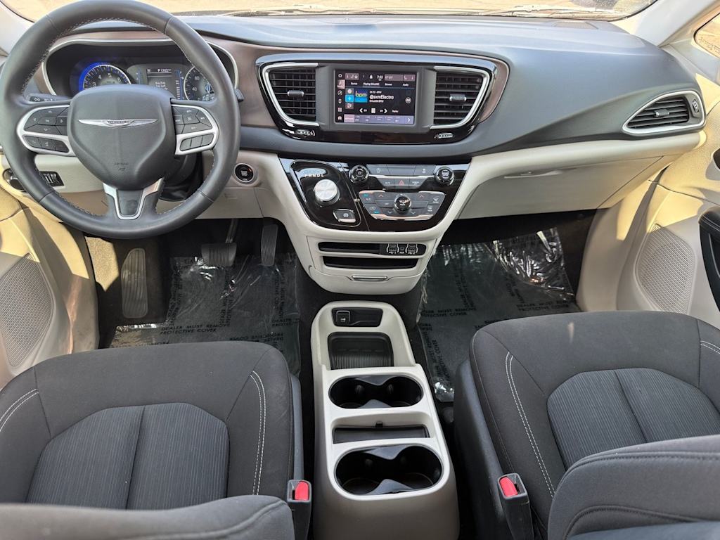Thumbnail: 2022 Chrysler Voyager - 9
