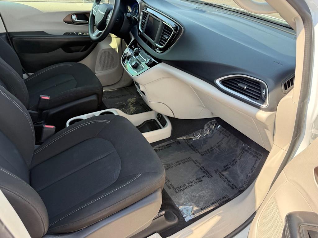 Thumbnail: 2022 Chrysler Voyager - 31