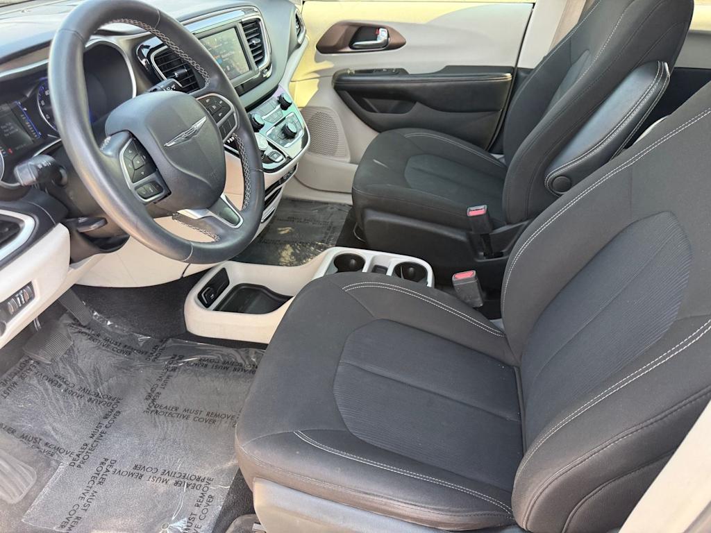 Thumbnail: 2022 Chrysler Voyager - 10