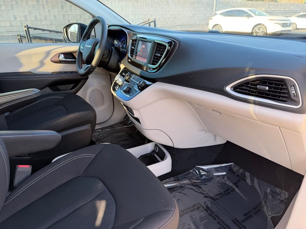 Thumbnail: 2024 Chrysler Voyager - 9