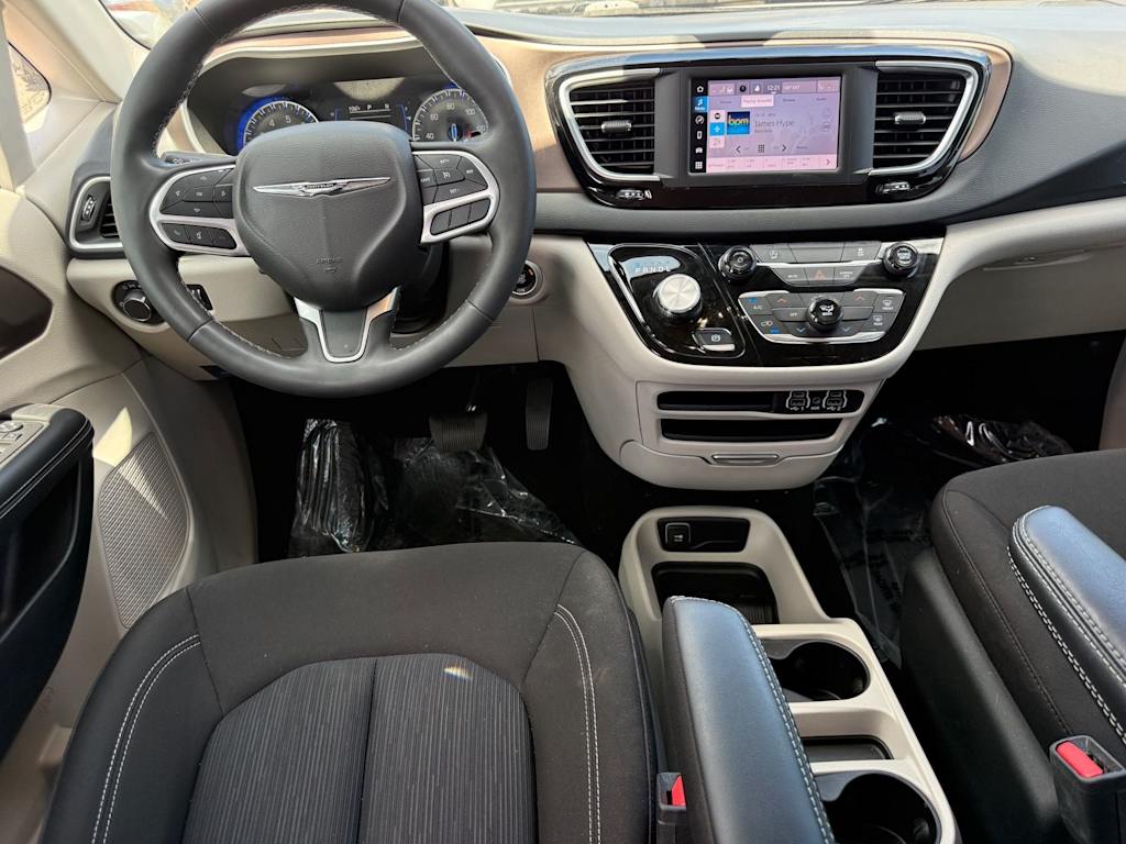 Thumbnail: 2024 Chrysler Voyager - 8