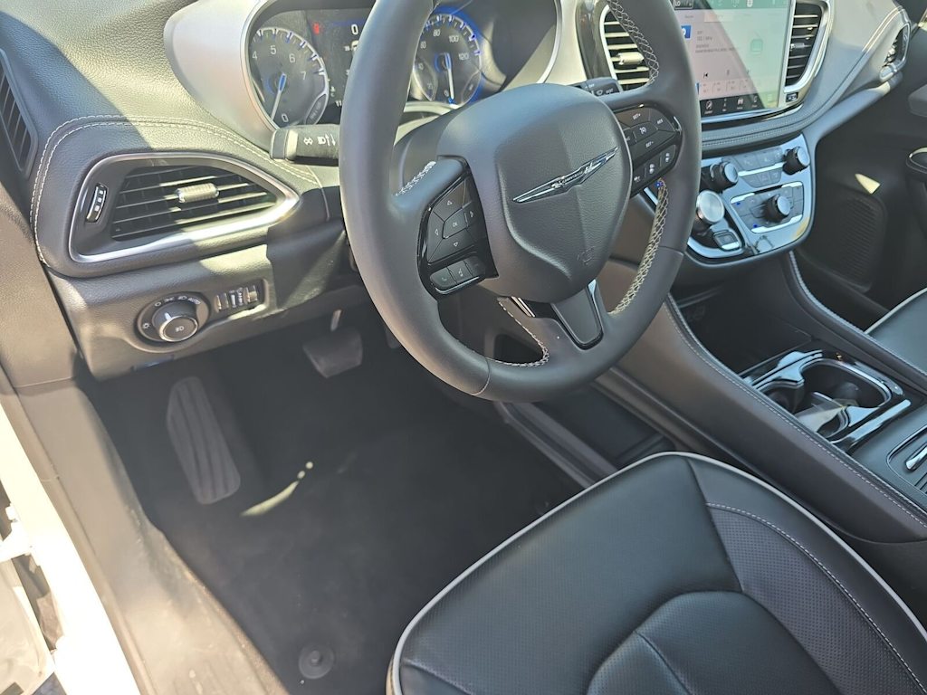 Thumbnail: 2025 Chrysler Pacifica - 11