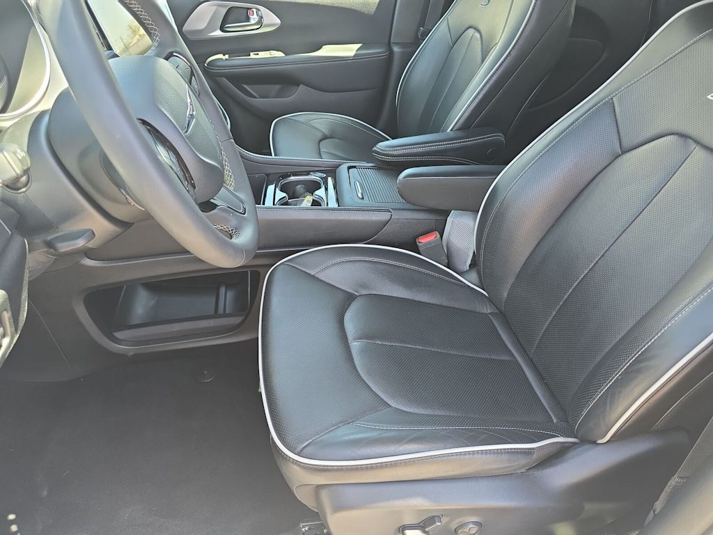Thumbnail: 2025 Chrysler Pacifica - 23