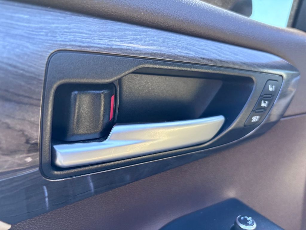 Thumbnail: 2020 Toyota Highlander - 17
