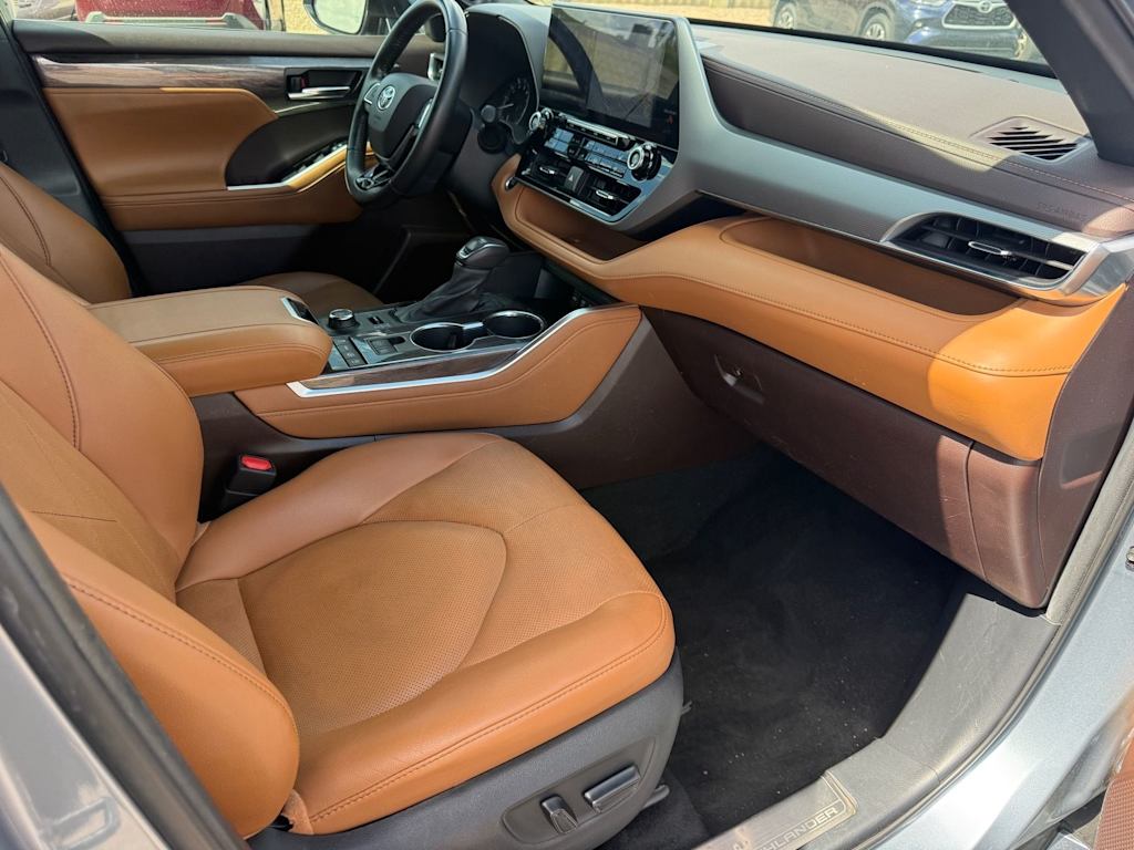Thumbnail: 2021 Toyota Highlander - 32