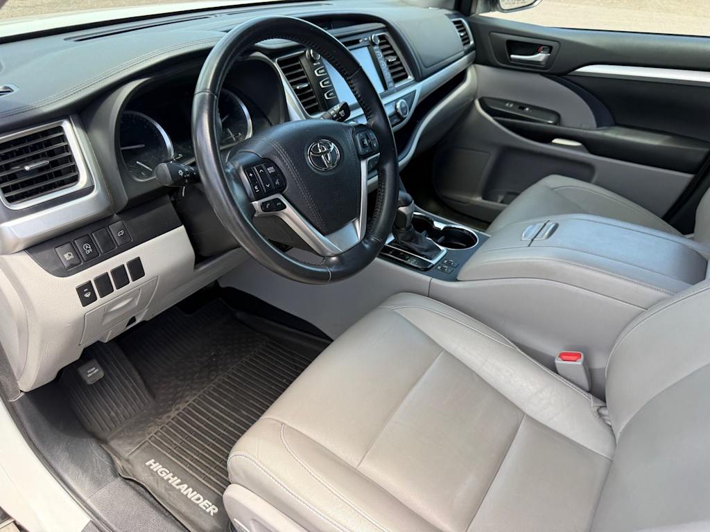 Thumbnail: 2017 Toyota Highlander - 7