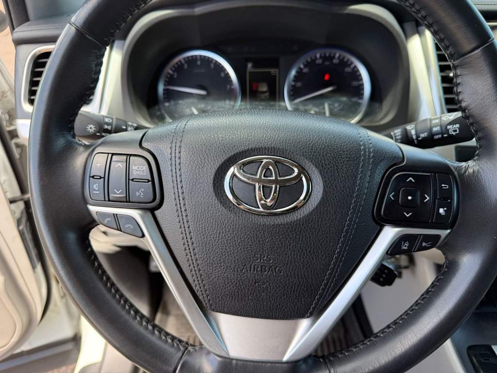 Thumbnail: 2017 Toyota Highlander - 25